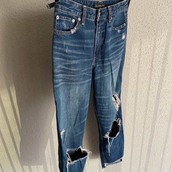 A&F Distressed Cropped Jeans - Picture 4 of 4